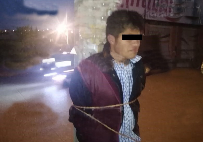 Amarran a un poste a ladrón en Santa Catarina, Puebla