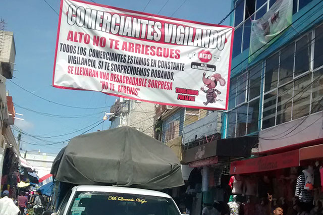 Ambulantes amenazan linchar a ladrones en centro de Tehuacán