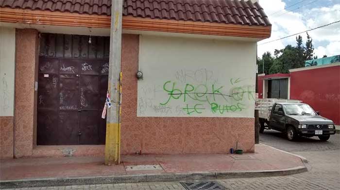 Pintarrajean fachadas de corredor turístico en San Andrés