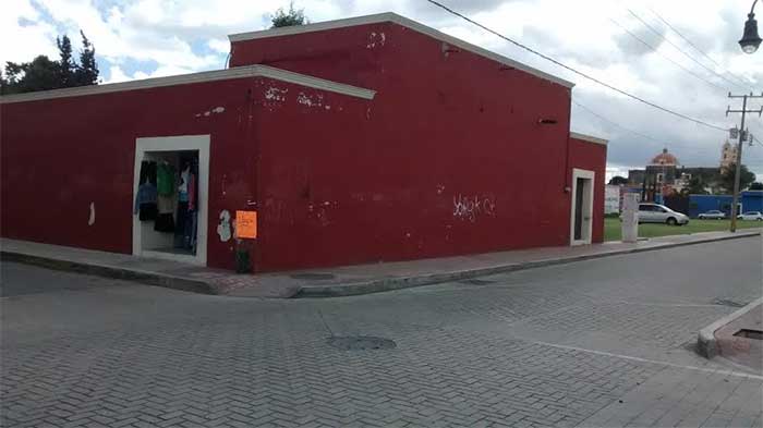 Pintarrajean fachadas de corredor turístico en San Andrés