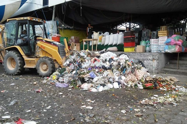 Pese a reanudación de recolección de basura en Tehuacán, quedan montoneras en las calles