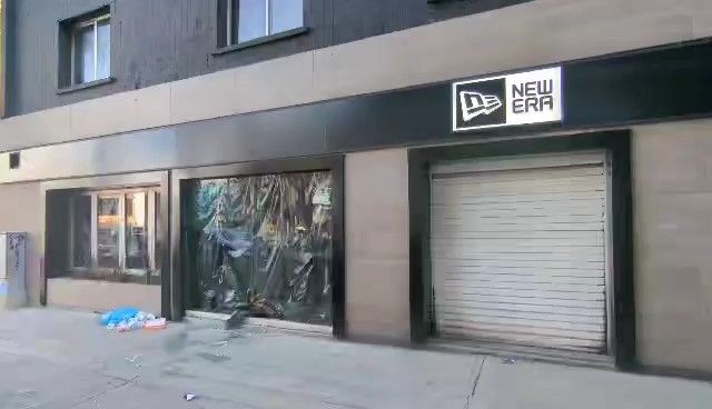 Mujer da cristalazo a tienda deportiva en la colonia La Paz