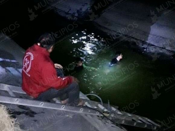 Bomberos rescatan los cuerpos de dos jóvenes en Huixcolotla
