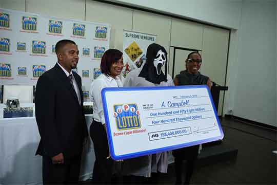 Ganador de lotería recibe premio con máscara