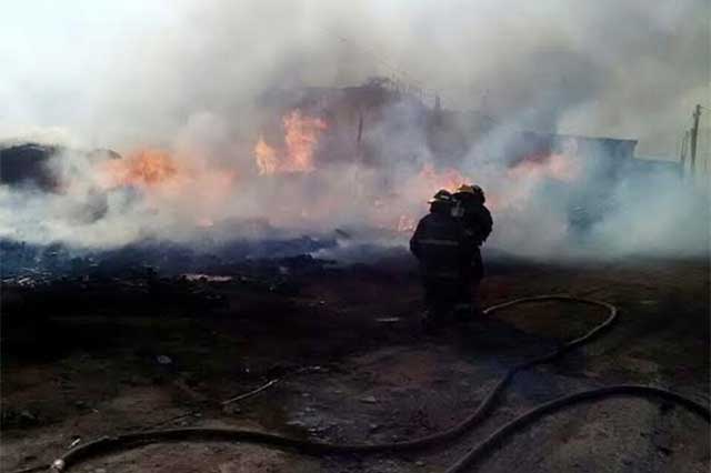 Incendio arrasa con 60 toneladas de reciclables en Ocotlán