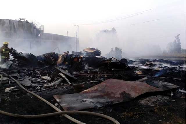 Incendio arrasa con 60 toneladas de reciclables en Ocotlán