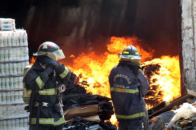 Después de 10 horas, bomberos sofocan incendio en San Jerónimo Caleras