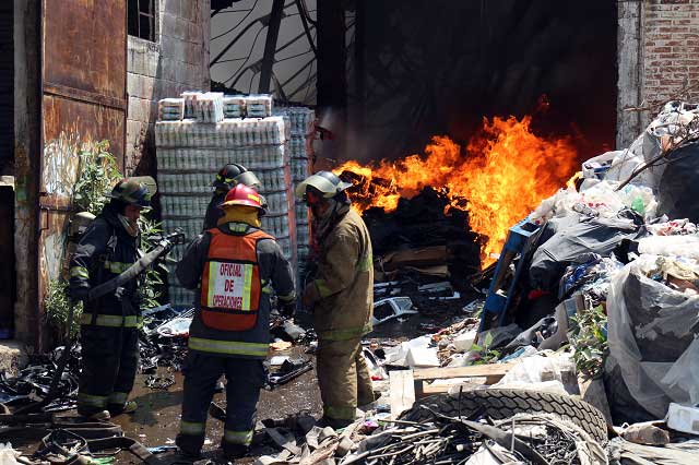 Después de 10 horas, bomberos sofocan incendio en San Jerónimo Caleras