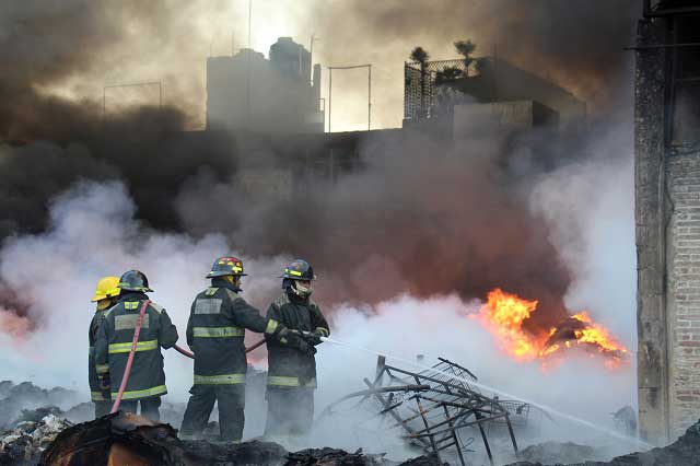 Después de 10 horas, bomberos sofocan incendio en San Jerónimo Caleras