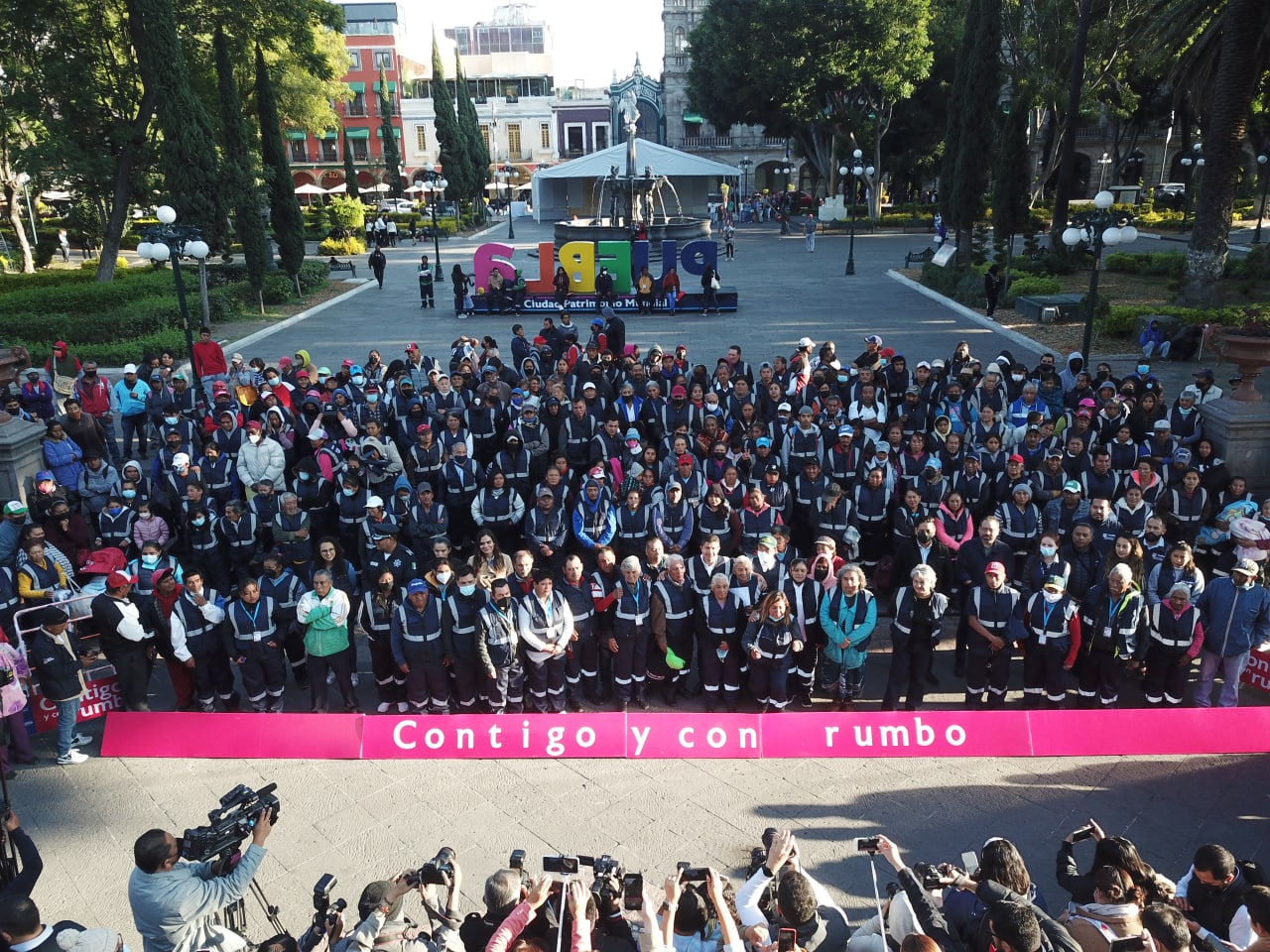 Rivera entrega uniformes a recolectores voluntarios para dignificar su labor