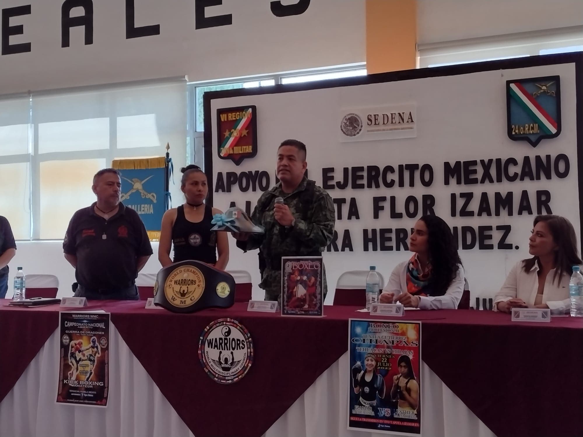 Reconoce Ejército a la boxeadora Izamar La Tehuacanera