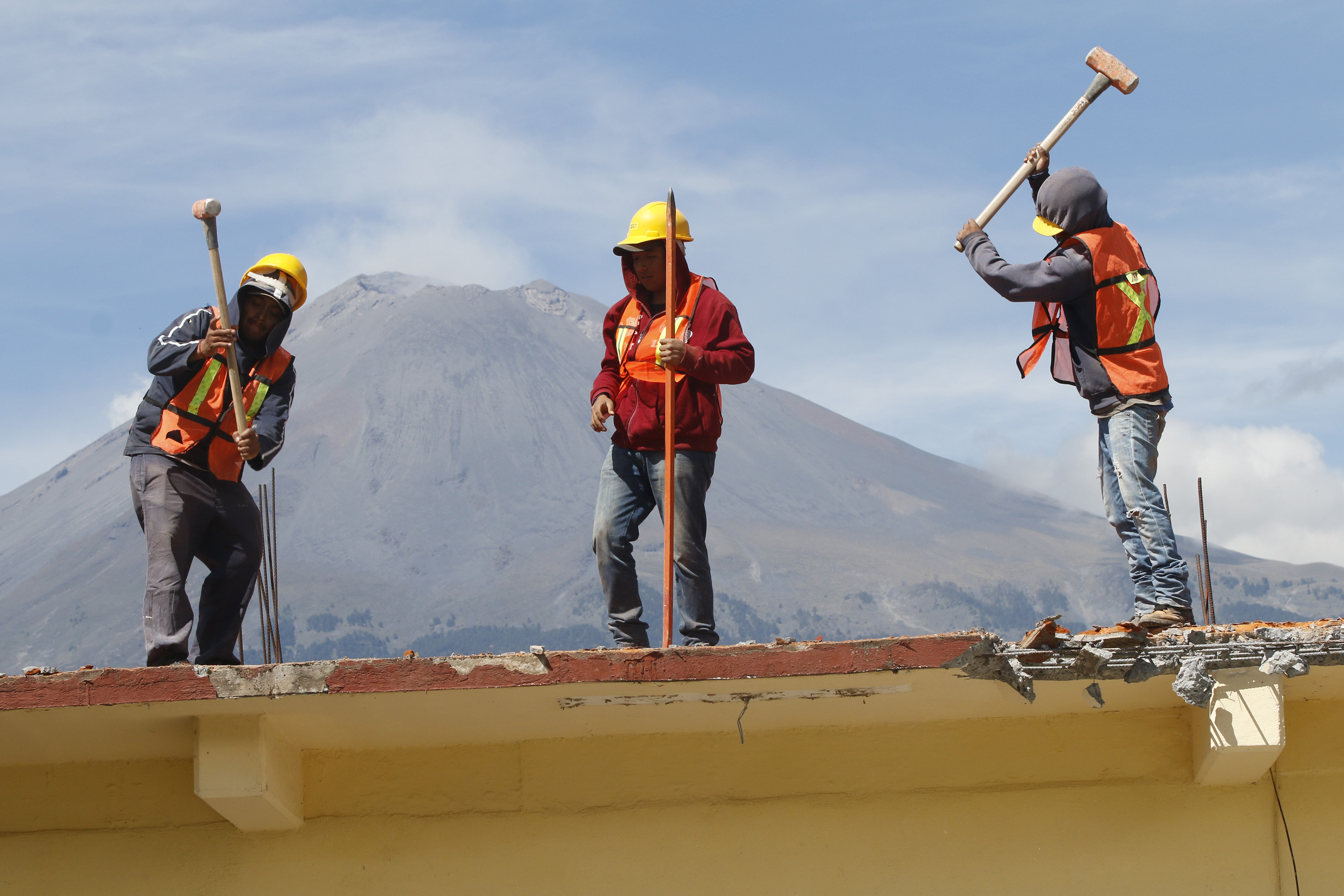 Gobierno federal secuestra reconstrucción en Puebla: AMIC