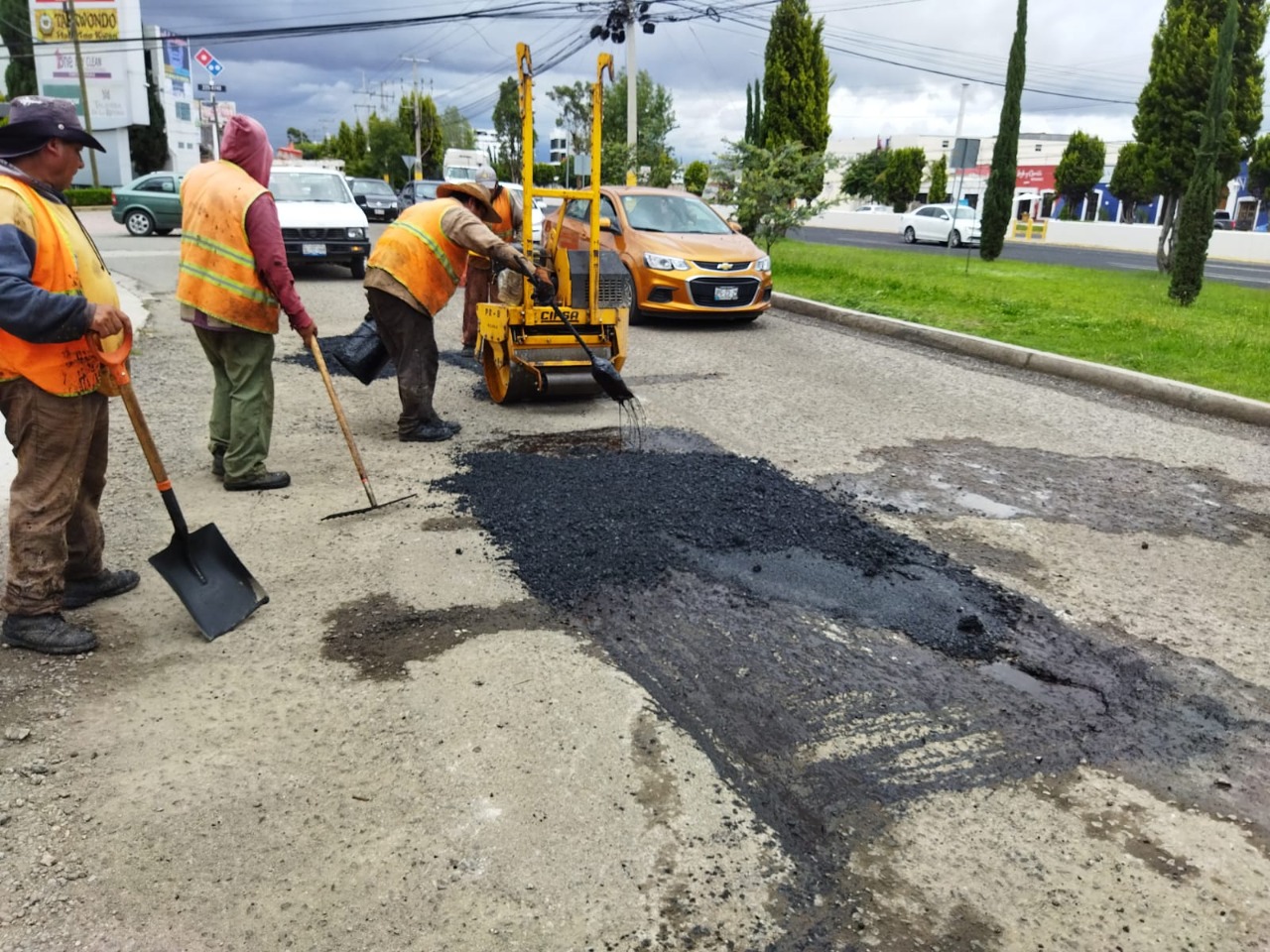 Realiza Secretaría de Infraestructura bacheo emergente en la Recta a Cholula