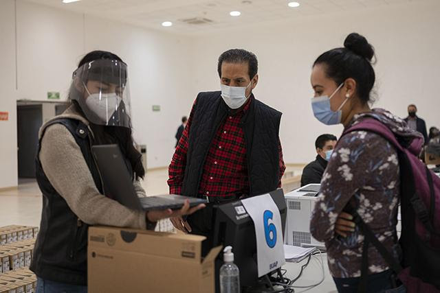 Entrega BUAP equipos de cómputo a estudiantes para mejorar clases en línea