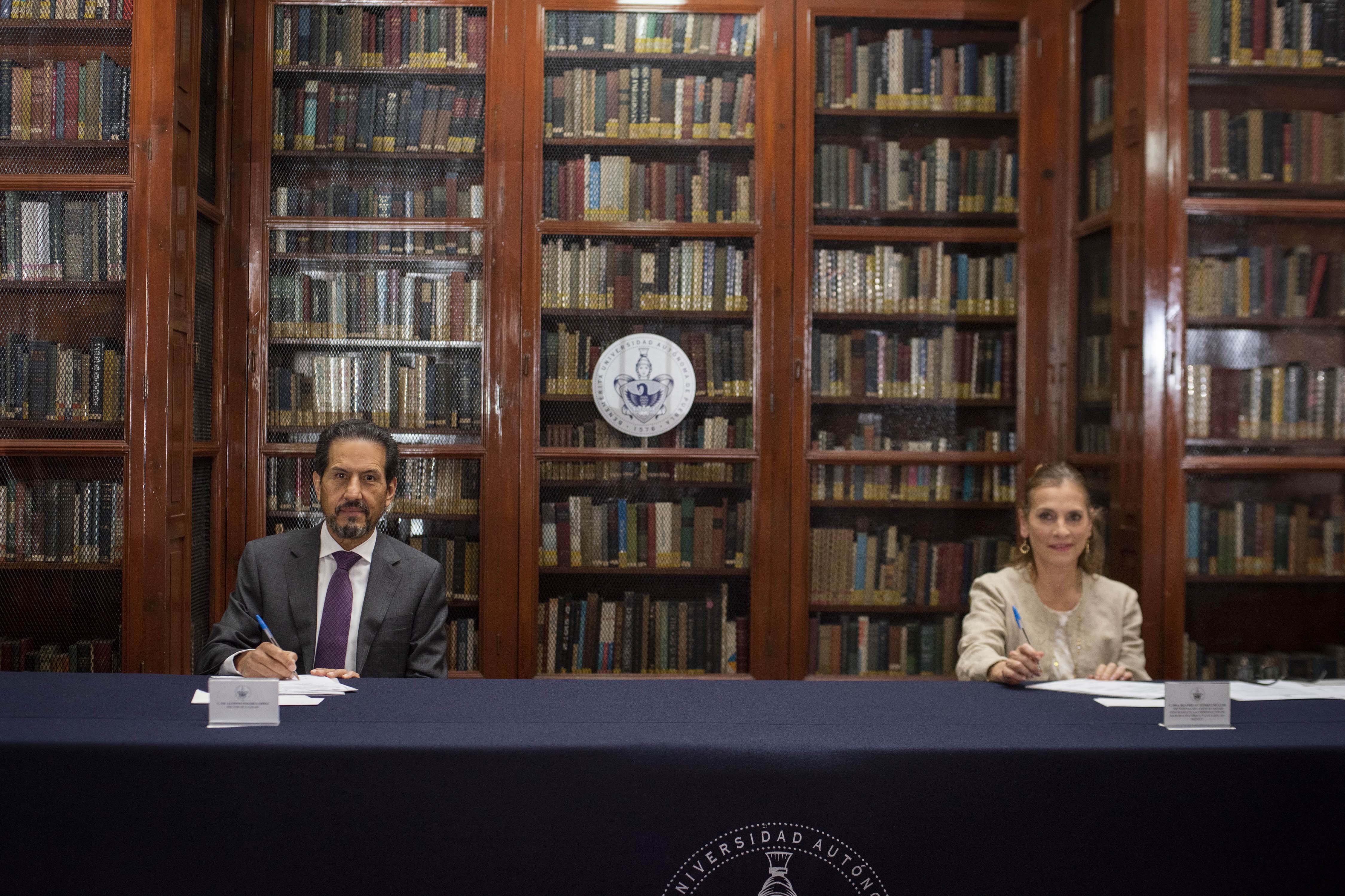 Rector de la BUAP y Beatriz Gutiérrez Müller firman convenio