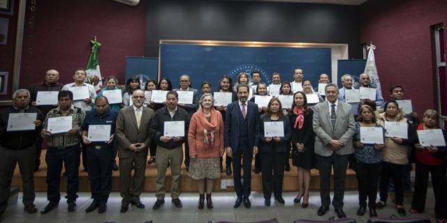 Reciben trabajadores BUAP certificados de primaria y secundaria