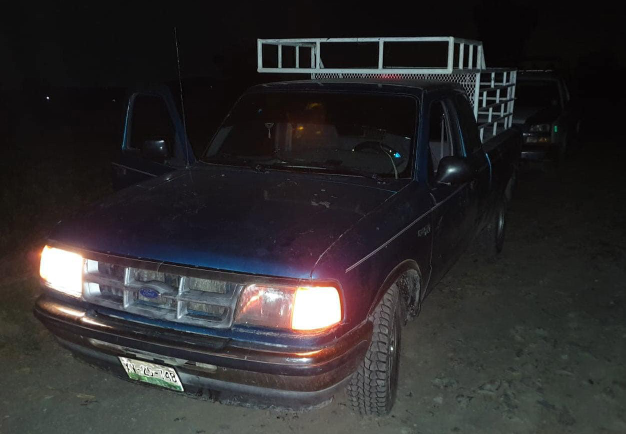Abandonan camioneta robada en predios de cultivo en Acatzingo 