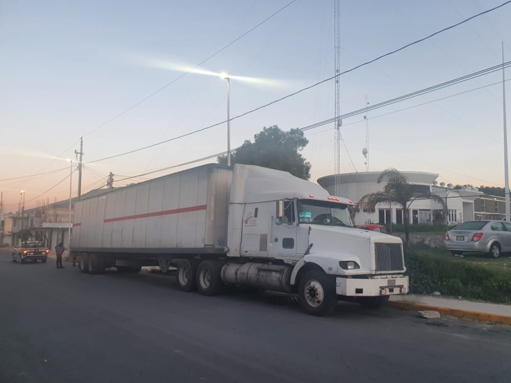 Abandonan tractocamión cargado con muebles en Tecamachalco