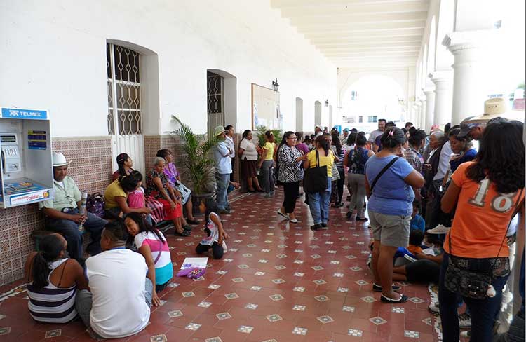 Cede edil de Acatlán ante protestas de Antorcha Campesina