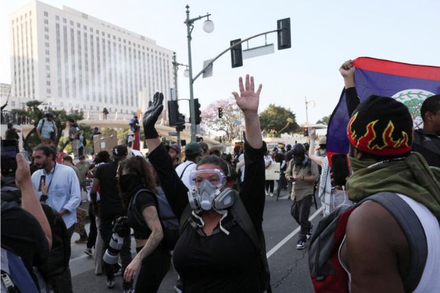 Karen Bass decreta toque de queda en LA tras vandalismo y saqueos 