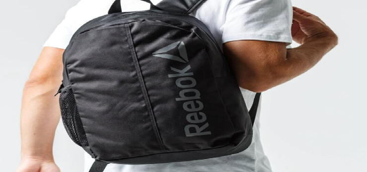 ¿Cuál es el tamaño de la mochila Reebok morada y cuánto puede contener?