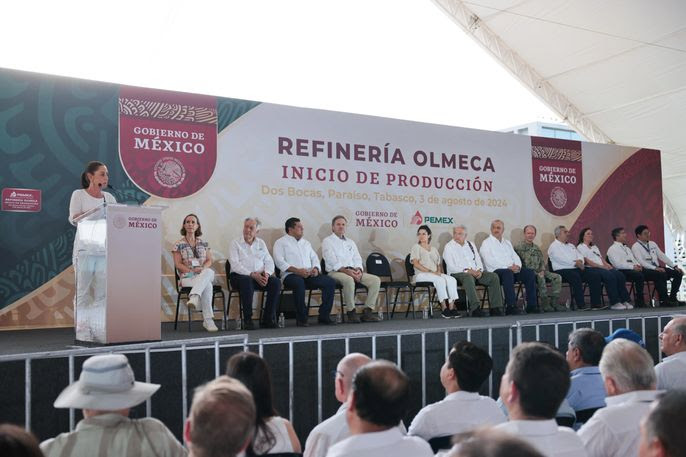 AMLO y Sheinbaum dan banderazo a refinería Dos Bocas