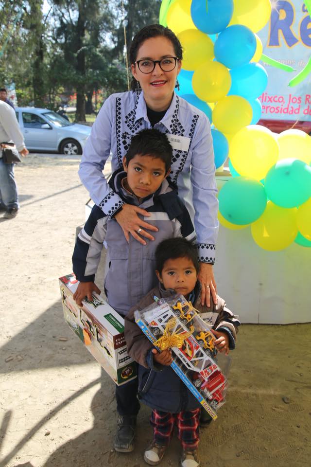 Reyes Magos regalan juguetes a niños del CRI de Atlixco