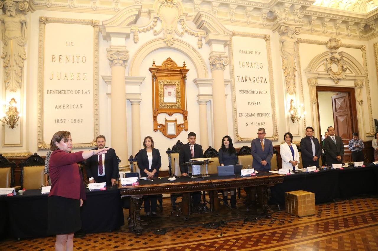 Cabildo de Puebla prohíbe la promoción personalizada en mobiliario urbano