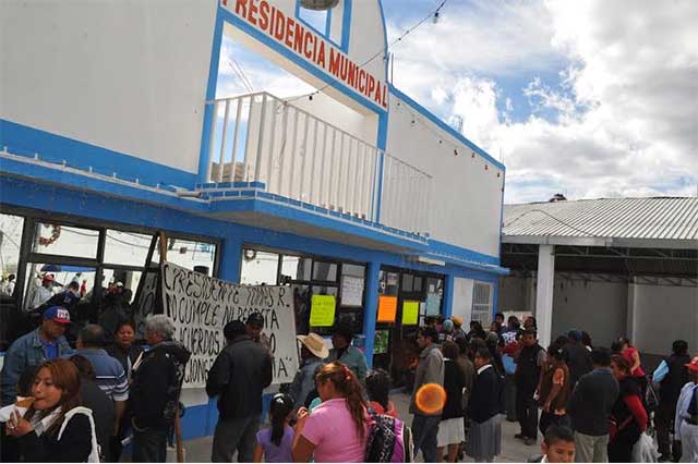 Regidores clausuran alcaldía de Ixcaquixtla por irregularidades