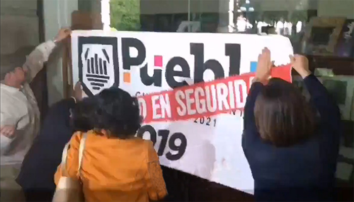 Colocan sello de reprobada en seguridad a Claudia Rivera en Palacio Municipal