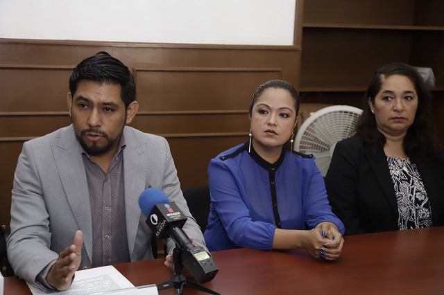 Regidores G5 denuncian ante la FGE a Claudia Rivera 