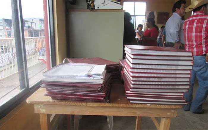 A regañadientes entrega Cuacuila su archivo del registro civil