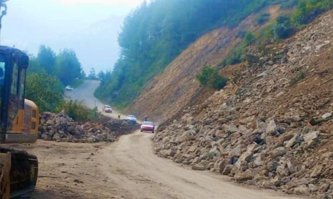 Reabren un carril del tramo Chichicapa-Loma Bonita, tras derrumbe; el paso es intermitente