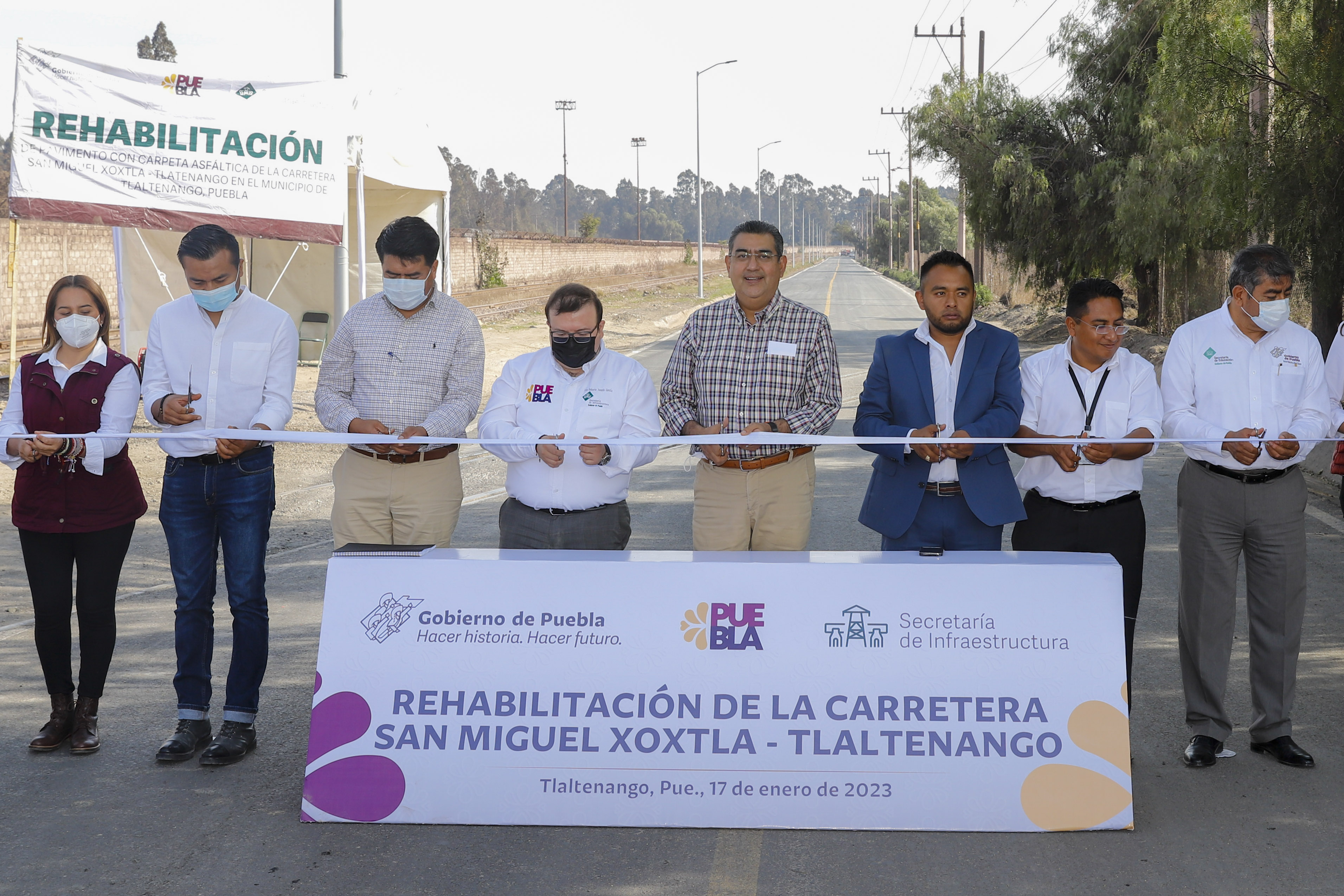 Entrega Sergio Salomón obras educativas y carreteras en Juan C. Bonilla y Tlaltenango