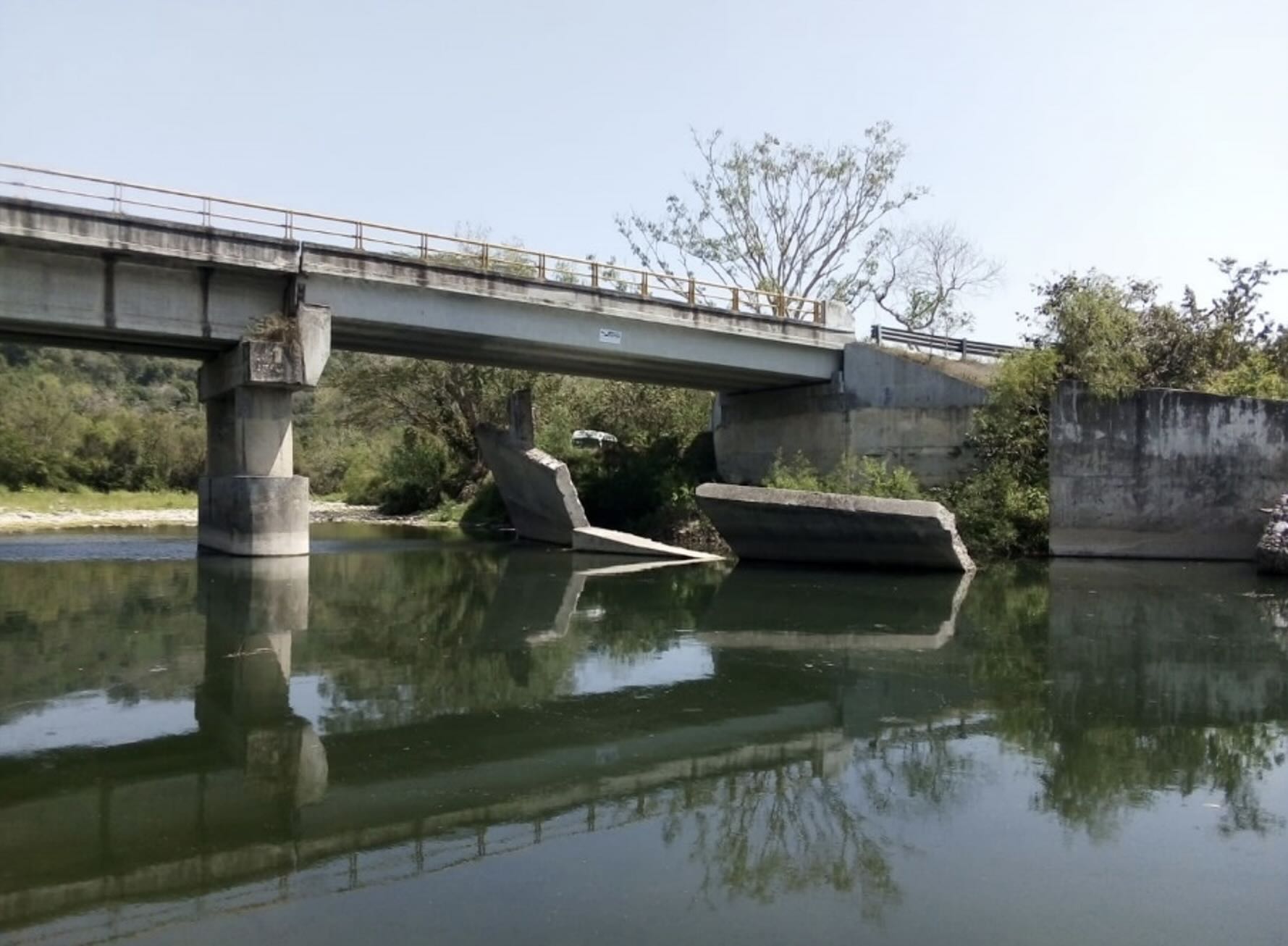 Rehabilitarán puente de Jalpan afectado desde 2021 por el huracán Grace