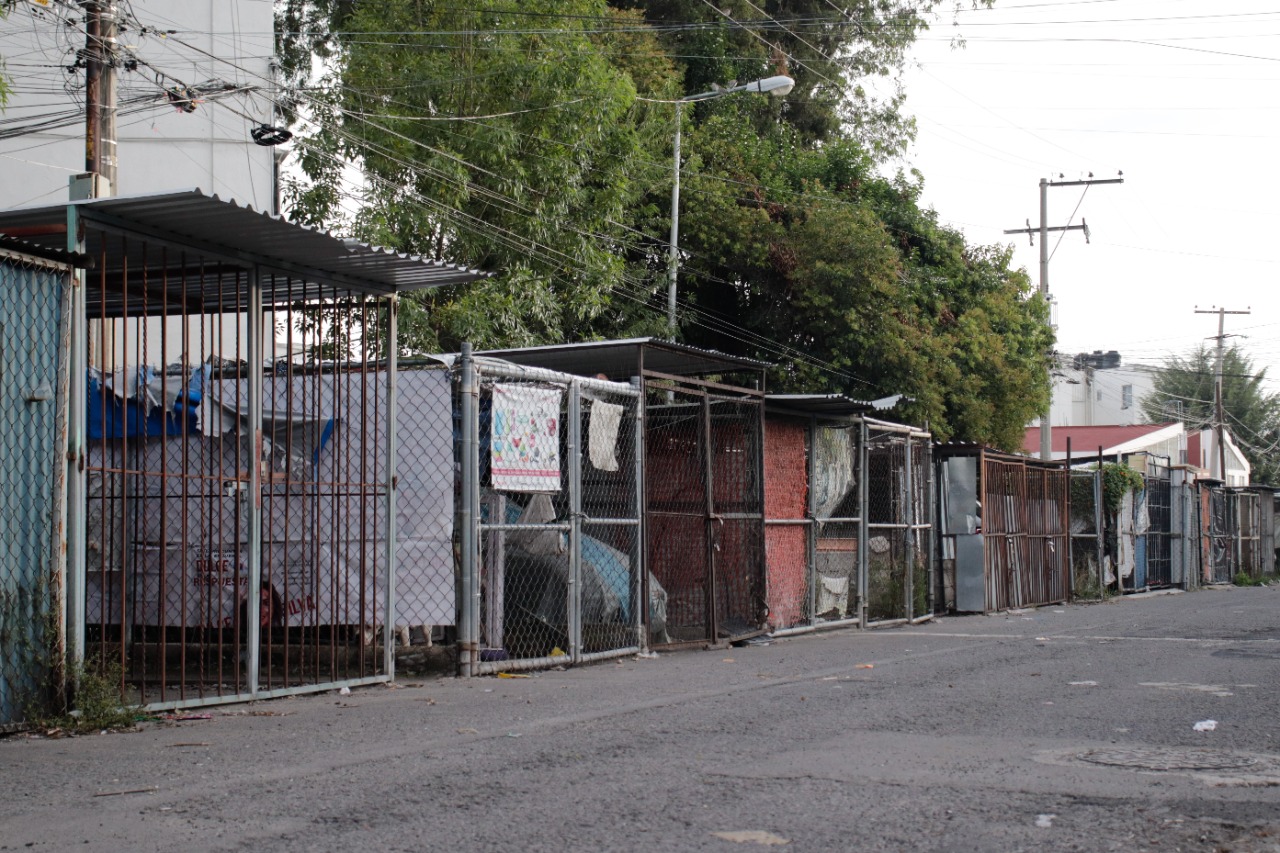 A la semana Comuna quita 3 estructuras o derriba inmuebles por invadir la vía pública