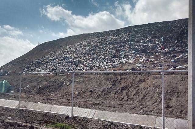 Cierran paso a basura de 4 municipios para alargar vida de relleno de Atlixco