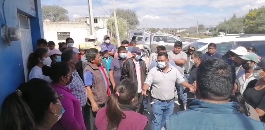 Ahora pobladores de Cacaloapan bloquean relleno de Tepanco 