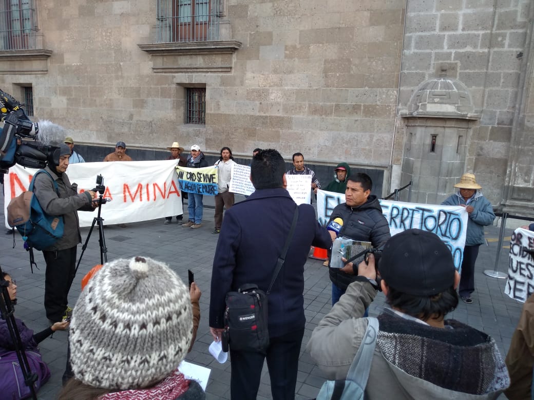 Poblanos protestan en Palacio Nacional contra mineras