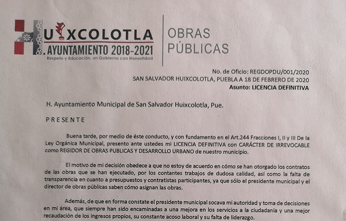 Renuncia regidor de Huixcolotla; acusa a edil de irregularidades en obras