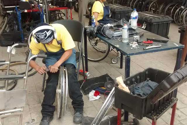 Brinda reparación para 150 sillas de ruedas Club Rotario en Tehuacán