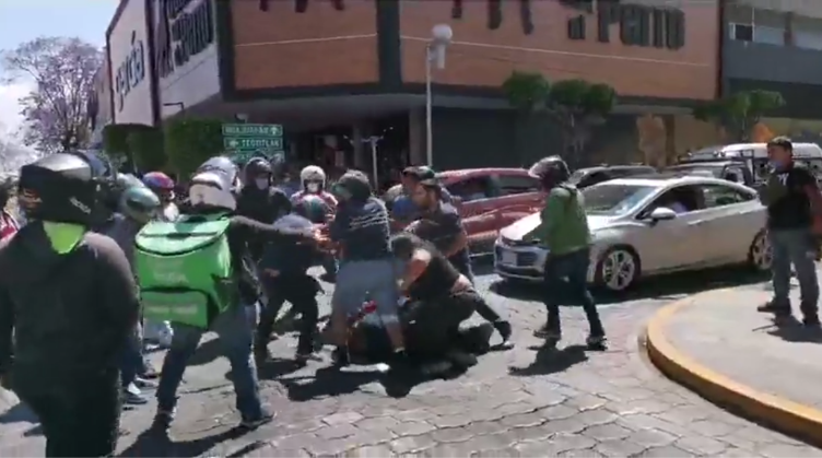 Golpean a dos personas en protesta realizada por moto repartidores en Tehuacán