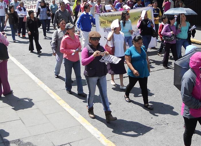 Agreden a reporteros en marcha contra la Reforma Educativa en Teziutlán
