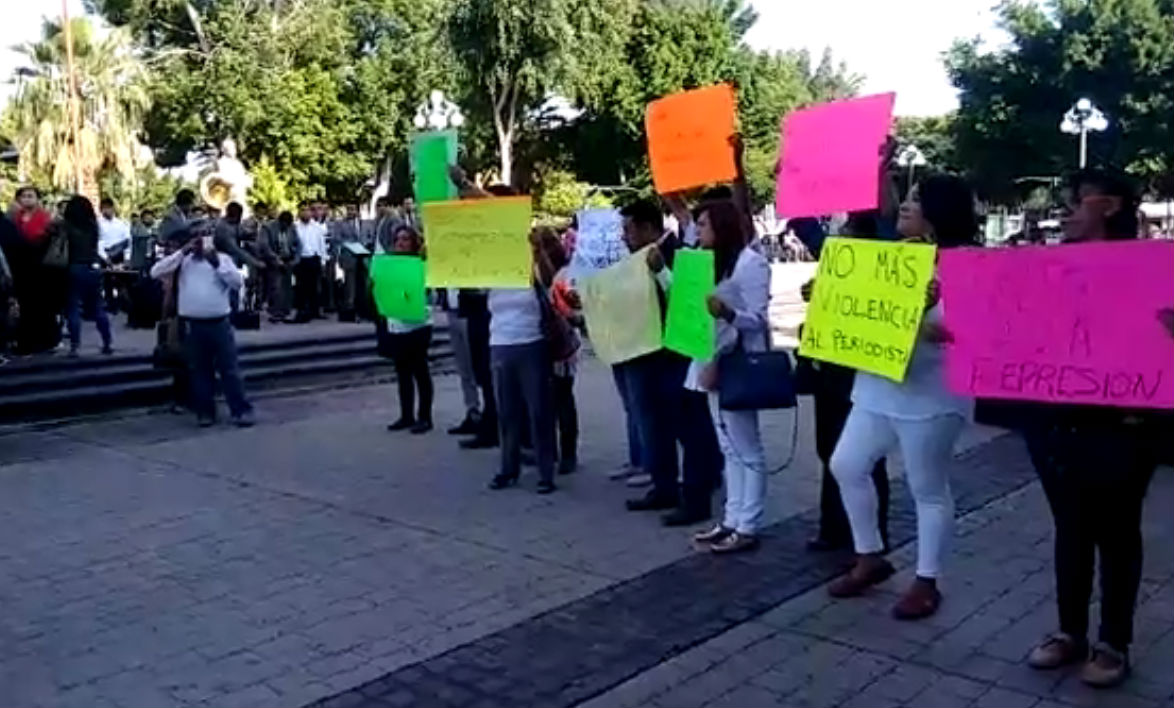 VIDEO: Periodistas de Tehuacán protestan contra funcionarios 