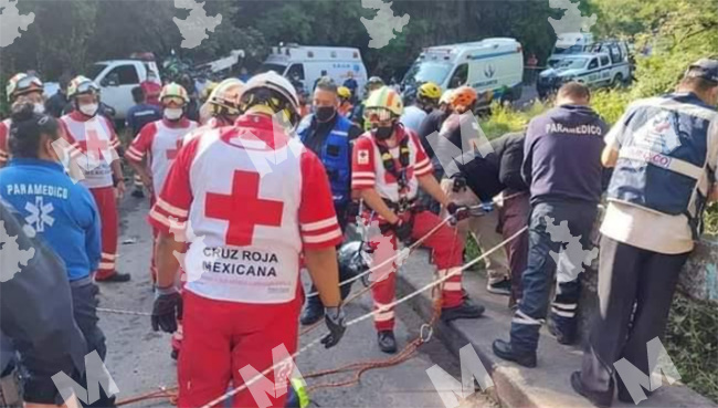 En operativo de rescate muere paramédico en fondo de barranca en Xochitlán