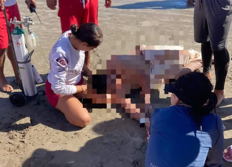 VIDEO Son rescatadas en Mazatlán 13 personas arrastradas mar adentro