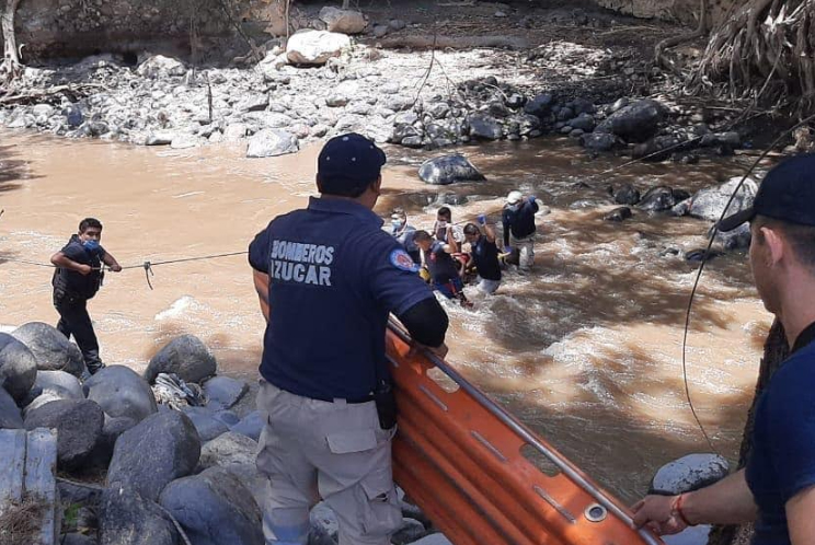 Rescatan a menor de edad que cayó a un río en Izúcar