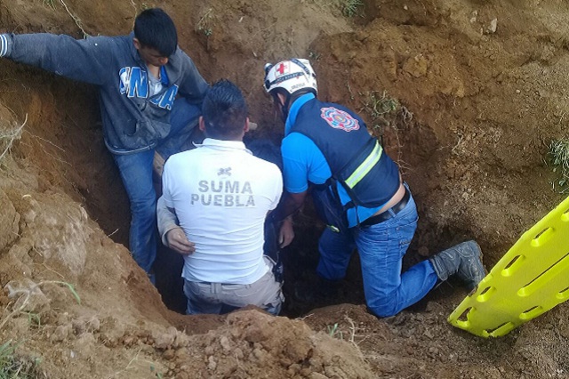 Salvan a personas atrapadas en excavación en Zacapoaxtla