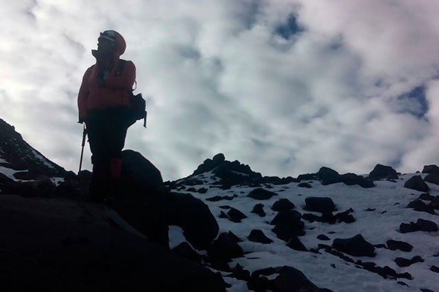 Rescatan ileso a alpinista extraviado en Pico de Orizaba