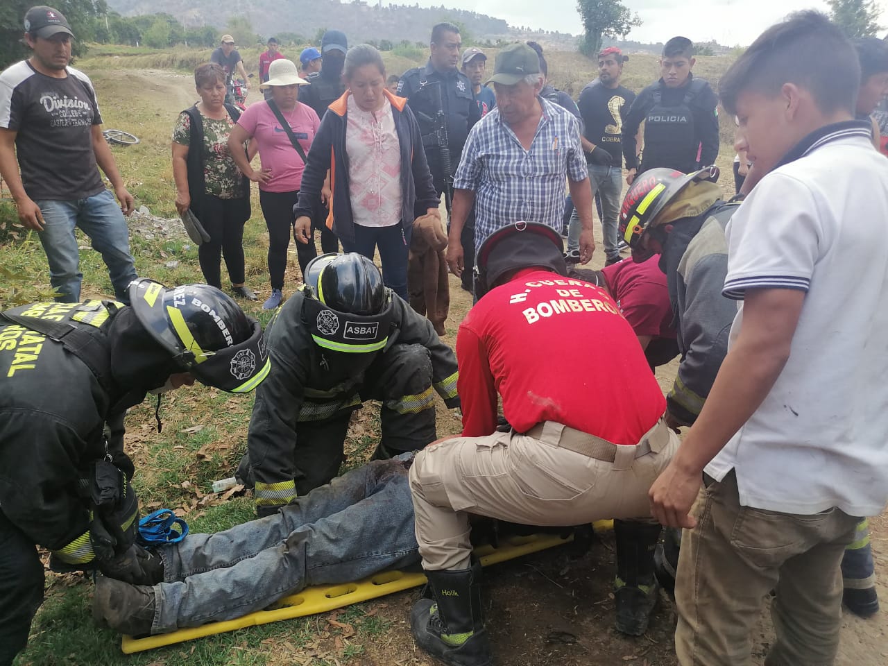 Bomberos rescatan a hombres tras caer a barranca en Tlahuapan